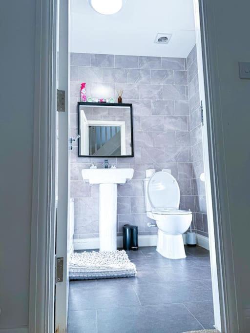 Contractors, Families, Tourists & Groups Welcome Sleeps Upto 9, Garden, Pet Allowed, Parking Included! Birmingham Exterior foto